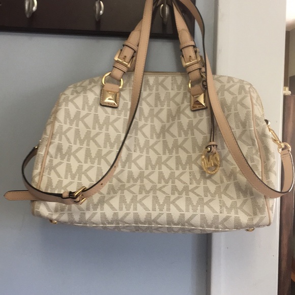 Michael Kors Handbags - Gently used Michael Kors satchel/ crossbody purse